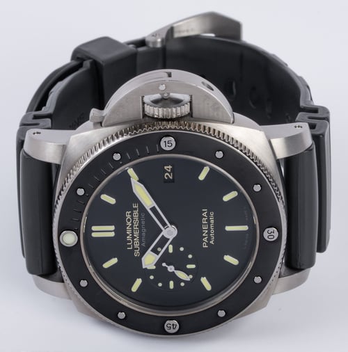 Front View of Luminor Submersible 1950 Amagnetic 3 Days Automatic Titanio