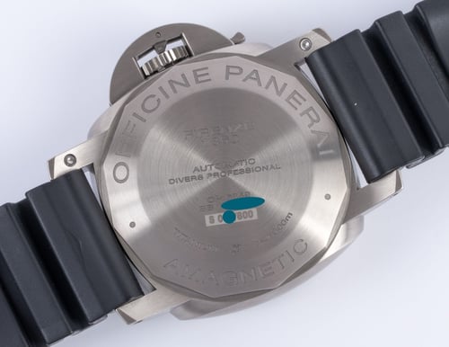 Caseback of Luminor Submersible 1950 Amagnetic 3 Days Automatic Titanio