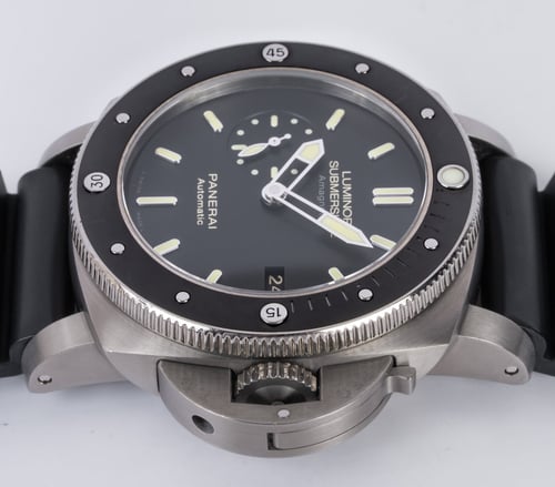 Crown Side Shot of Luminor Submersible 1950 Amagnetic 3 Days Automatic Titanio