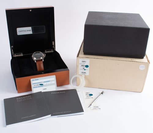 Box / Paper shot of Luminor Base Titanio