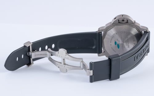 Open Clasp Shot of Luminor Submersible