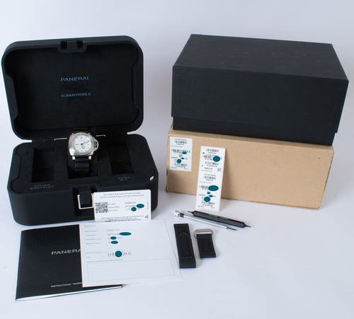 Box / Paper shot of Submersible 42 Bianco