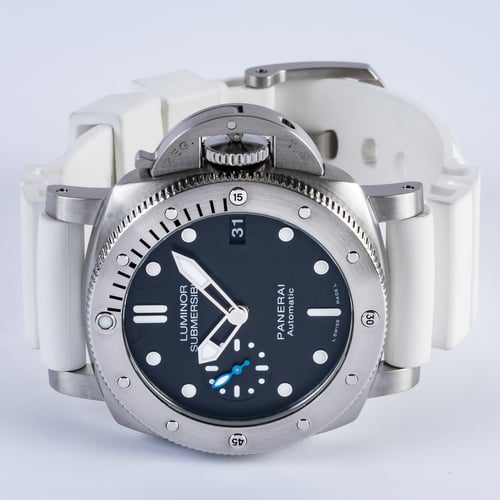 Front View of Luminor Submersible 1950 3 Days Auto 42mm