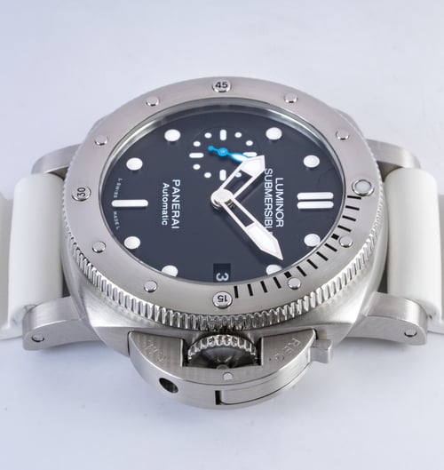 Crown Side Shot of Luminor Submersible 1950 3 Days Auto 42mm