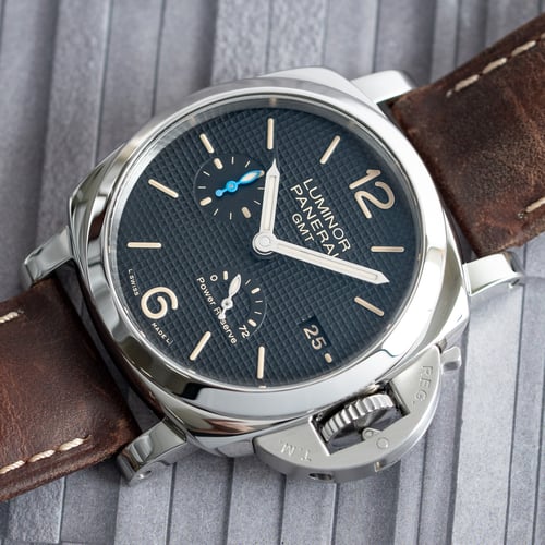 Stylied photo of  of Luminor GMT Power Reserve 42mm