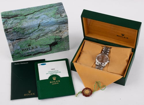 Box / Paper shot of Datejust