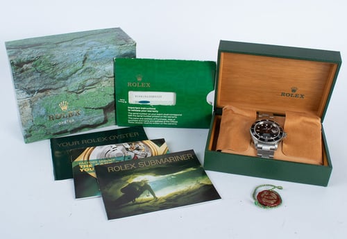 Box / Paper shot of Submariner Date