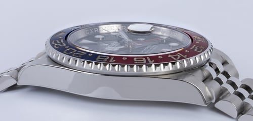 9' Side Shot of GMT-Master II 'Pepsi'