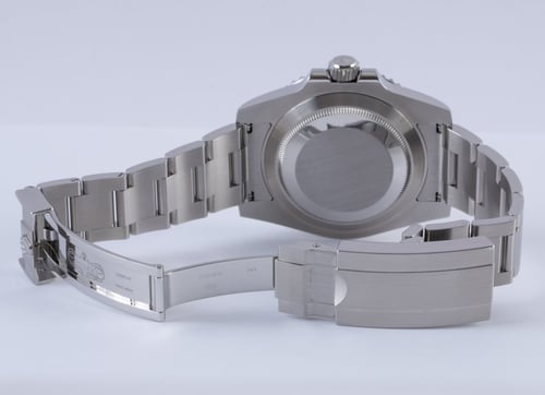 Open Clasp Shot of Submariner 40