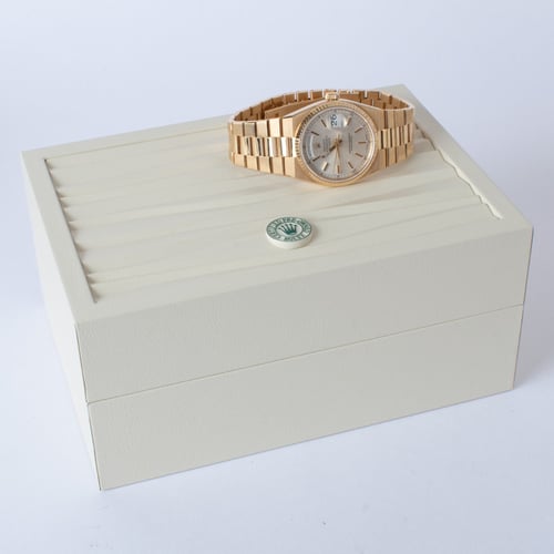 Paper shot of Oysterquartz Day-Date