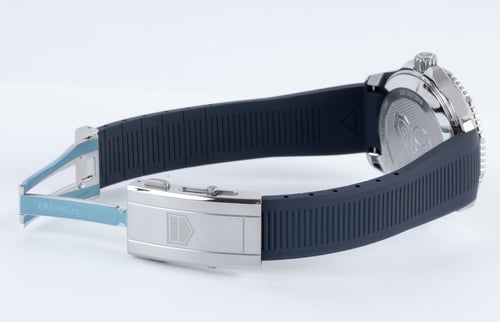 Open Clasp Shot of Aquaracer Professional 300