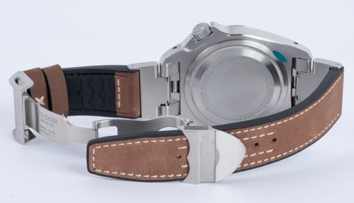 Open Clasp Shot of Black Bay P01
