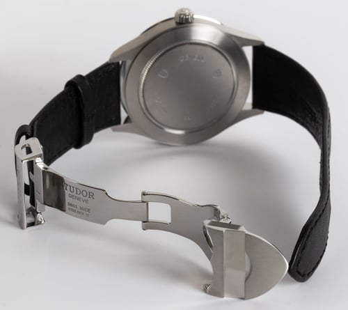 Open Clasp Shot of Style
