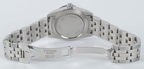 Open Clasp Shot of Glamour Date 36