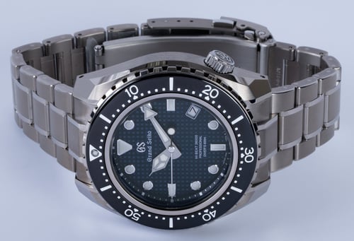 Front View of Hi-Beat 36000 Professional 600m Diver