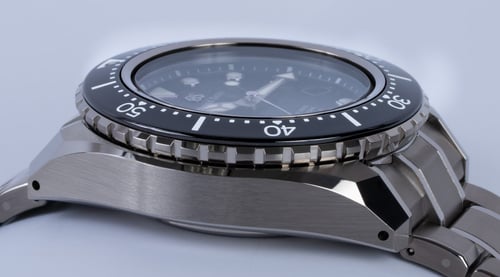 9' Side Shot of Hi-Beat 36000 Professional 600m Diver