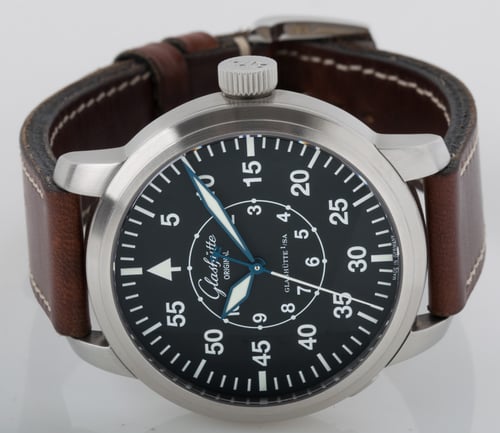 Front View of Senator Navigator - Flyback Seconds