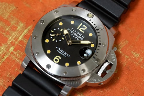 Extra Shot of Luminor 1950 1000m Submersible -Tritium