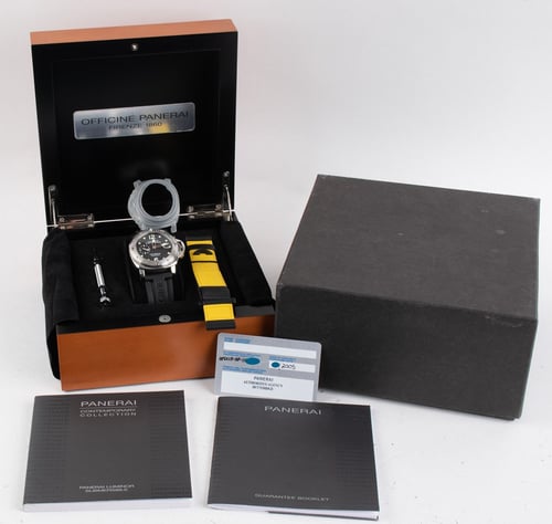Box / Paper shot of Luminor Submersible