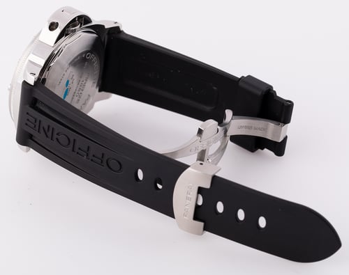 Open Clasp Shot of Luminor Submersible