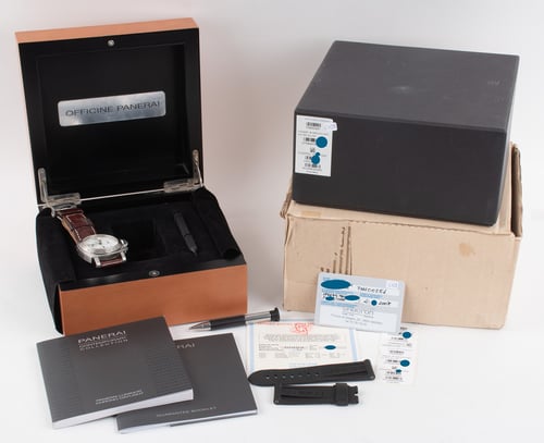 Box / Paper shot of Luminor Daylight Chronograph