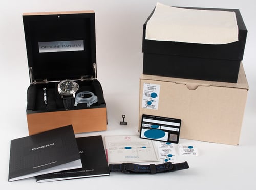Box / Paper shot of Luminor Submersible