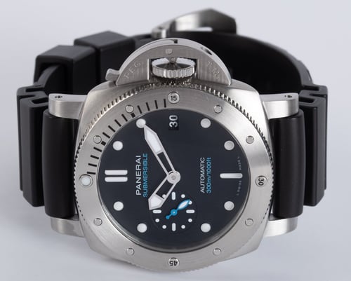Front View of Luminor Submersible 1950 3 Days Auto 42mm