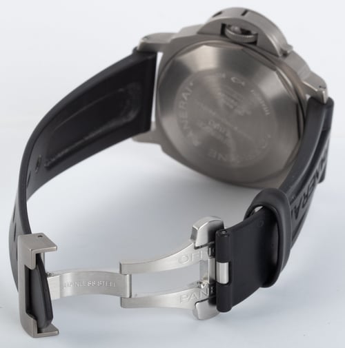 Open Clasp Shot of Luminor Submersible