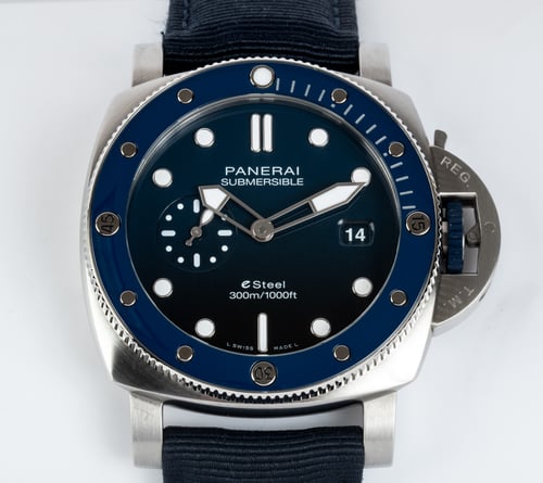 Front Shot  of Submersible Quarantaquattro Blu Profondo