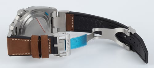 Open Clasp Shot of Black Bay P01