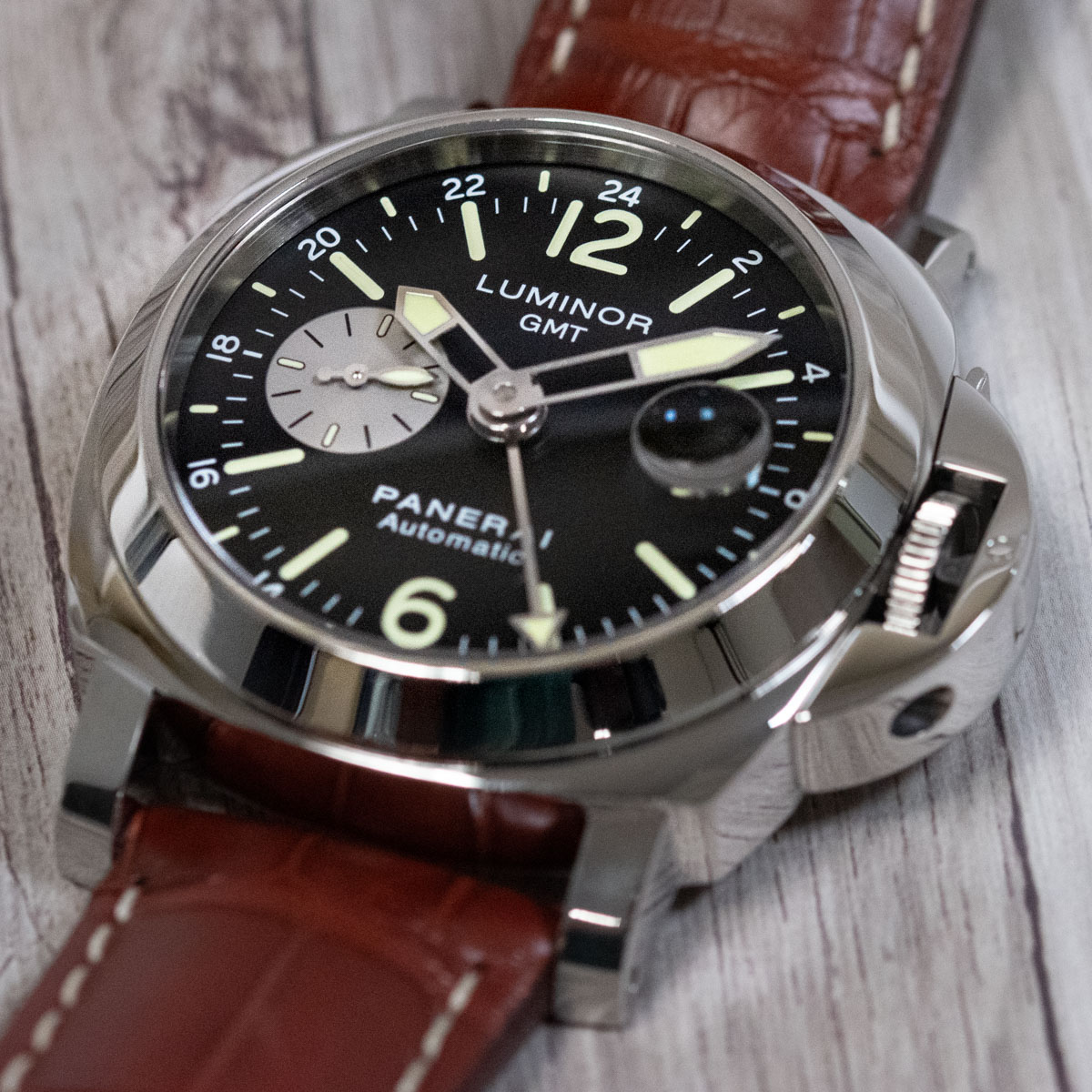 Panerai - Luminor GMT : PAM 88 : SOLD OUT : black dial on brown