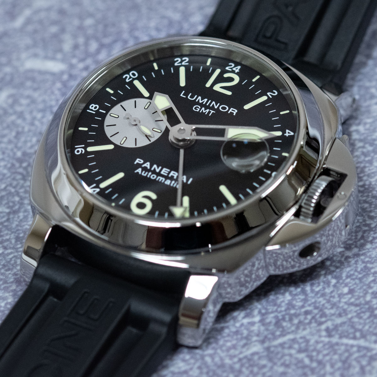 Panerai - Luminor GMT : PAM 88 : SOLD OUT : black dial on rubber strap