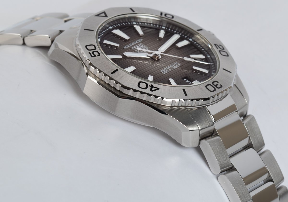 Aquaracer Professional 200 Date Automatic 40mm WBP2111.BA0627 - Razny  Jewelers